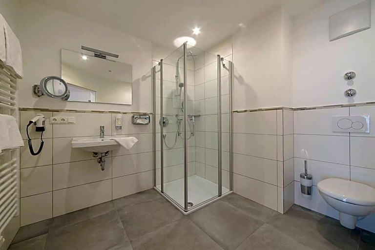 Bathroom 1, Hotel Chiemseepanorama, Rosenheim