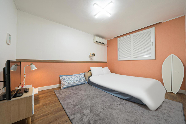 Bedroom 4, Jeju Donggung Motel, Jeju