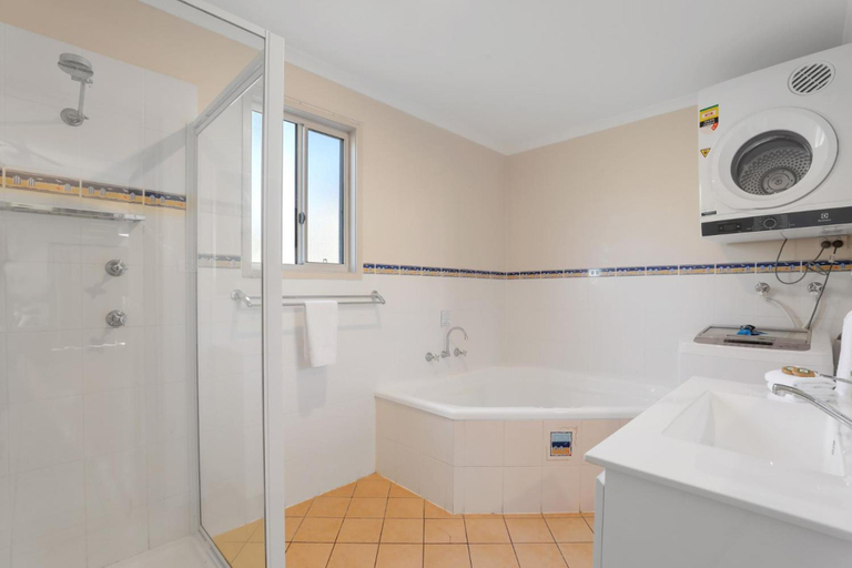 Bathroom, Kendalls Beach Holiday Park, Kiama