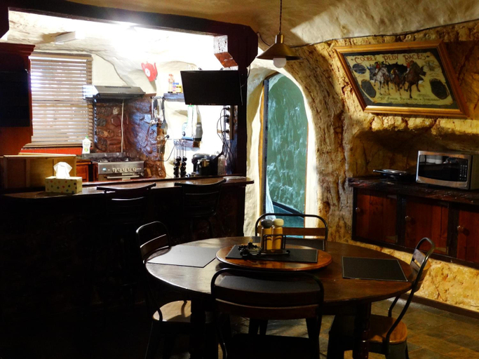 Food & Drinks 4, Di's Dugouts, Coober Pedy