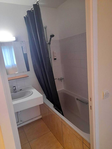 Bathroom 5, Hotel Bar Saint Christophe, Seine-Maritime