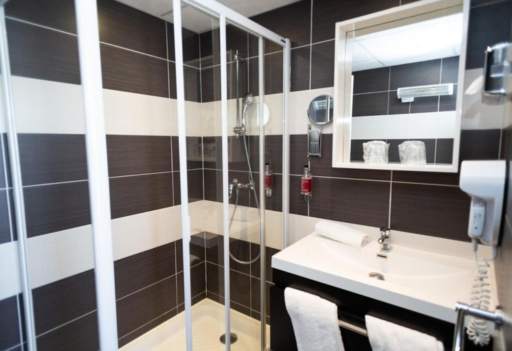 Bathroom 3, Hotel Regina & Spa, Pas-de-Calais