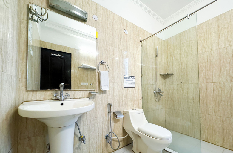 Bathroom 2, The Wraveler Tapovan Rooms and Dorms, Garhwal