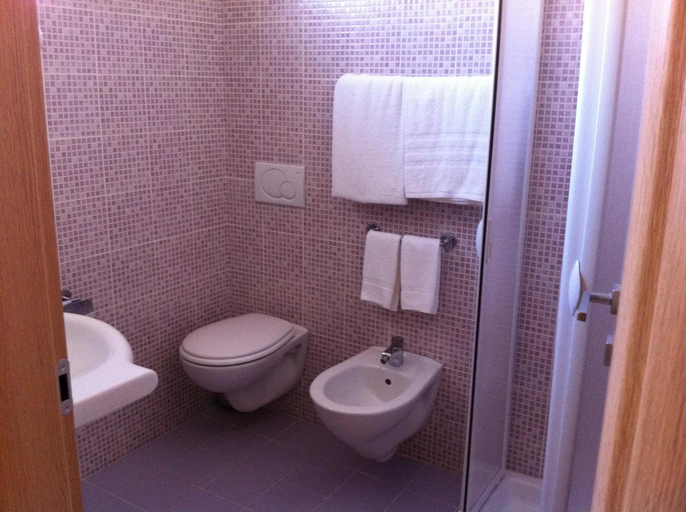 Bathroom 3, Hotel Giardino, Bari