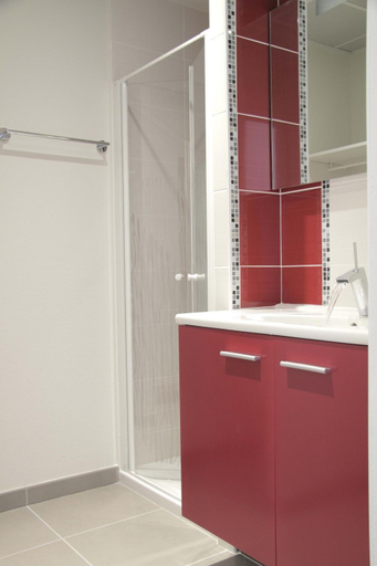 Bathroom 1, West Appart' Hôtel, Deux-Sèvres