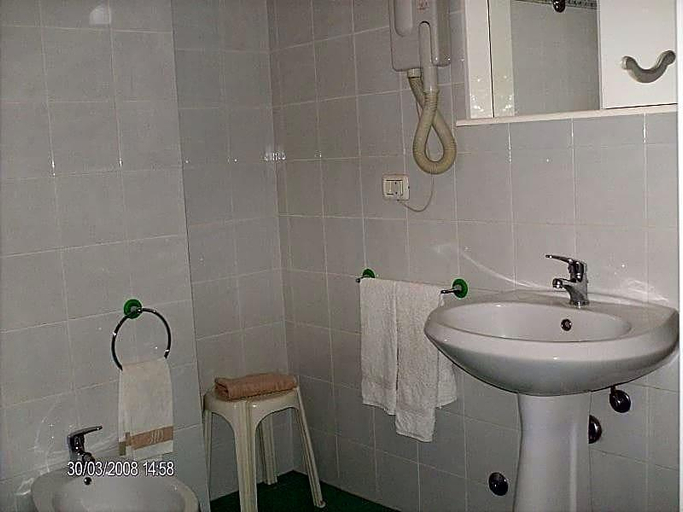 Bathroom 5, Hotel Etruria, Terni