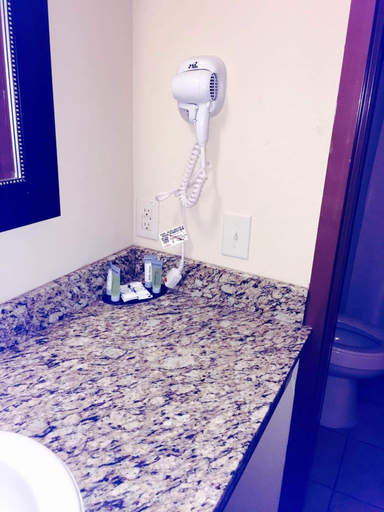 Bathroom 5, Texan Inn And Suites Tilden, McMullen