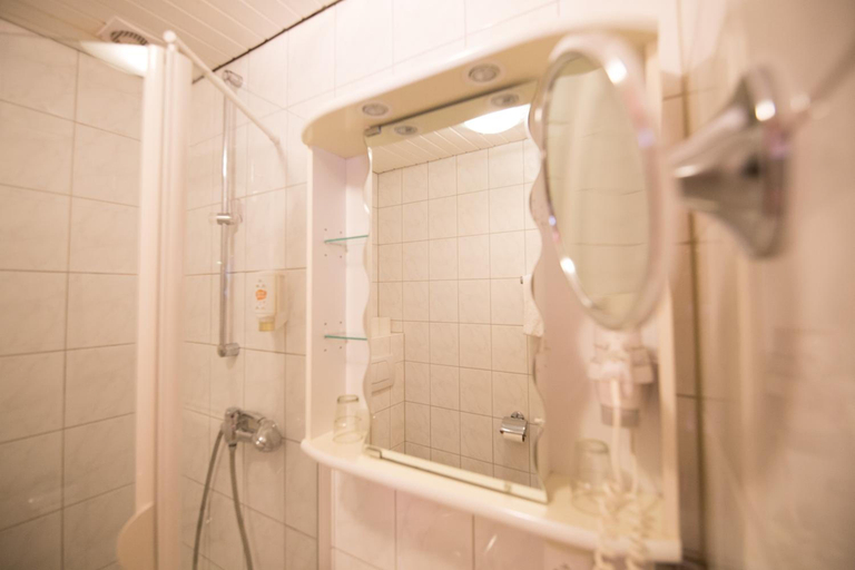 Bathroom 4, Hotel Strand-café, Neuwied