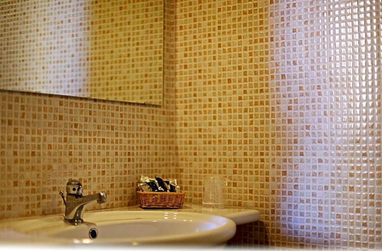 Bathroom 5, Hotel Alla Nave, Padua