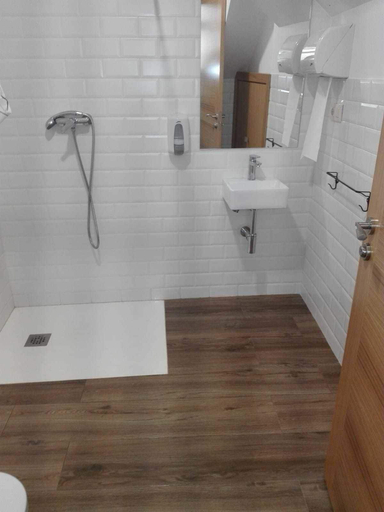 Bathroom 3, Rua Do Medio, Pontevedra