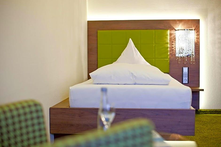 Bedroom 4, Hotel Hirsch, Böblingen