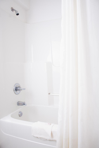Bathroom 3, Country Club Inn, Division No. 8