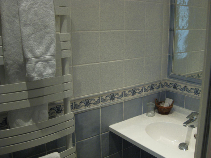 Bathroom 4, Au Limousin, Hauts-de-Seine