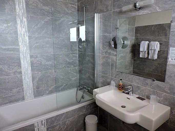 Bathroom 5, Hotel Uhainak, Pyrénées-Atlantiques