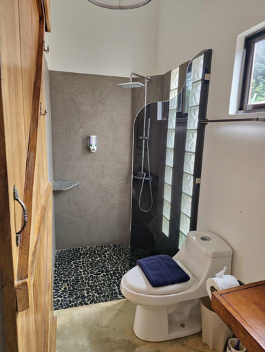 Bathroom 3, Buddha Retreat Hotel, Santa Cruz
