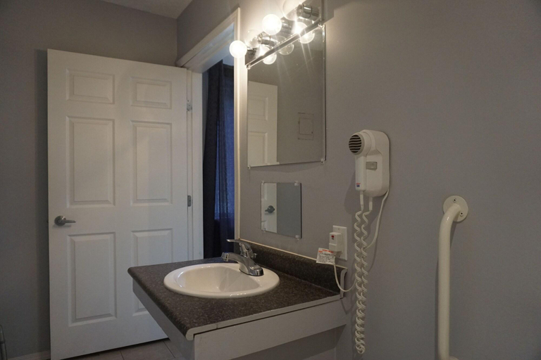 Bathroom 3, The Mighty Fraser Motel, Fraser Valley