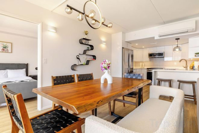 Dining 5, Newly Reno’d Oceanview Luxe Stay w/ Free Parking, Honolulu