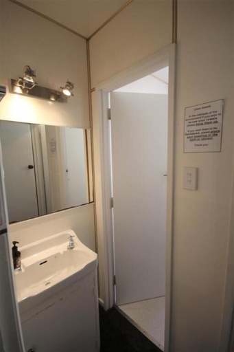 Bathroom 3, Beach lodge motel, Dunedin