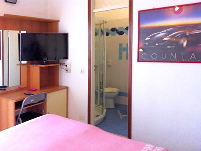 Bedroom 2, Hotel Continental, Rimini