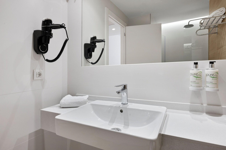 Bathroom 5, B&B Hotel Castro Urdiales, Cantabria