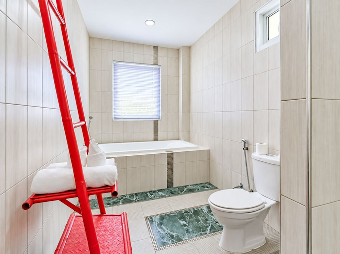 Bathroom 4, Villa Nap Dau 10 Bedrooms, Phuket Island