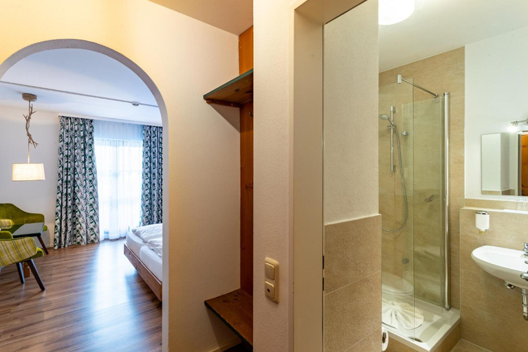 Bathroom 5, Das Bergmayr - Chiemgauer Alpenhotel, Traunstein