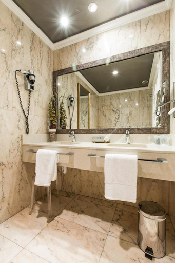 Bathroom 4, Hotel Carlton, Vizcaya