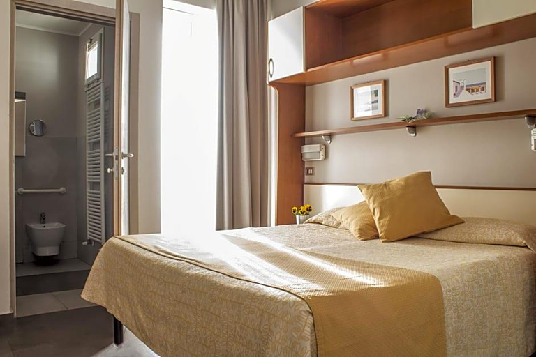 Bedroom 3, Hotel Sandra, Rimini