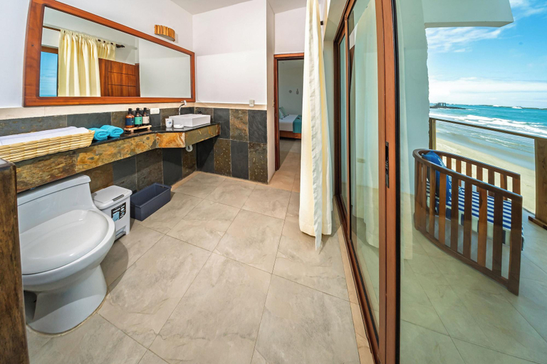 Bathroom 3, Cormorant Beach House, Isabela