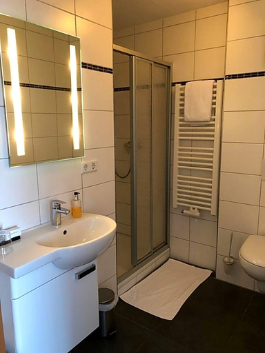 Bathroom 4, Hotel Restaurant Blume, Wolfsburg