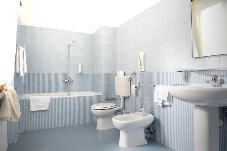 Bathroom 5, Albergo Birra, Genova