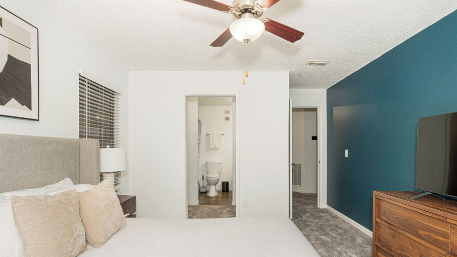Room 2, Landing Jacksonville, Duval