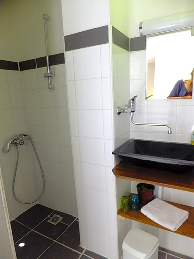 Bathroom 4, Hv¥tel Les Templiers, Hautes-Pyrénées