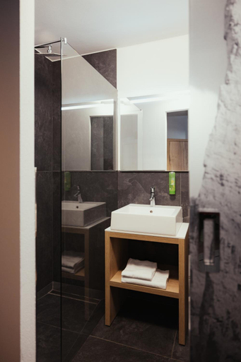 Bathroom 4, Hotel Leonard, Bolzano