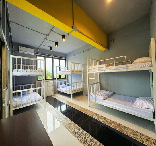 Room 2, Oyo 75465 Lucky Hoste, Huai Kwang