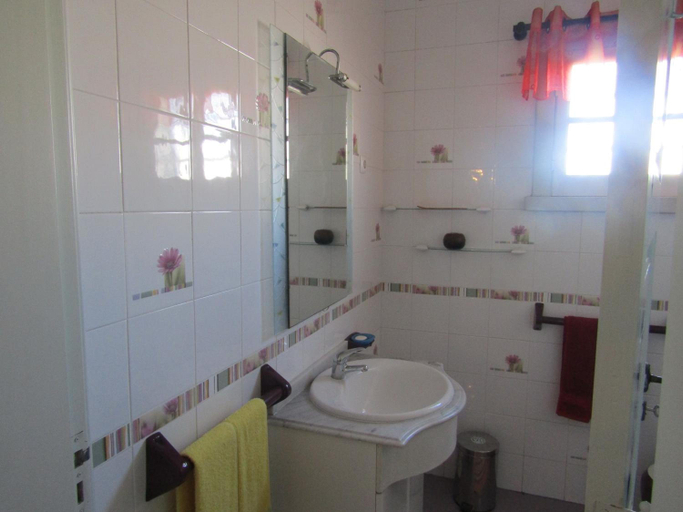 Bathroom 3, West Coast Surf Hostel, Lourinhã