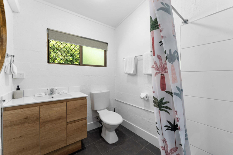 Bathroom 4, Kinka Palms Motel, Livingstone - Pt B