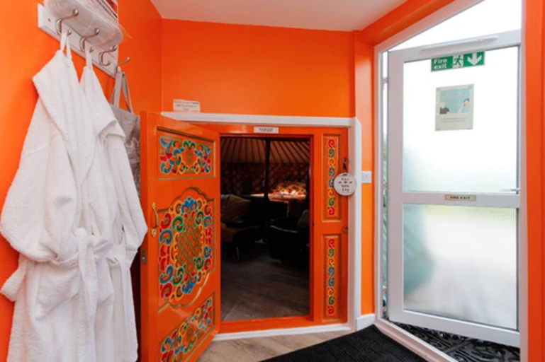 Lobby 3, Orange Yurt With Hot Tub- Sleeps 3, Parking & Pe, Aberdeenshire