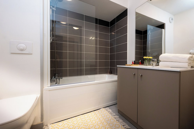 Bathroom 5, Nemea Appart Hotel Grand Cœur Nancy Centre, Meurthe-et-Moselle