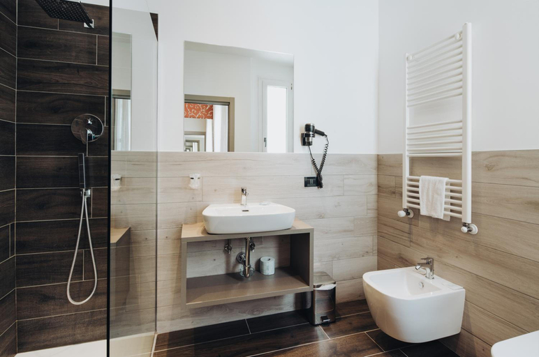 Bathroom 5, Hotel Alan, Bologna