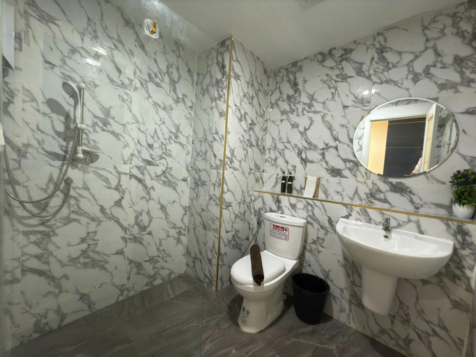 Bathroom 4, Breezewood Bangkok Hotel, Chatuchak