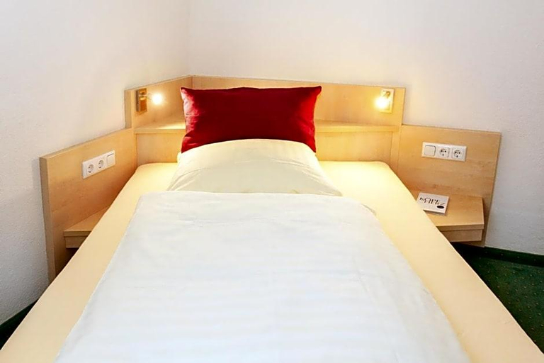 Bedroom 1, Hotel Waldesruh, Darmstadt-Dieburg