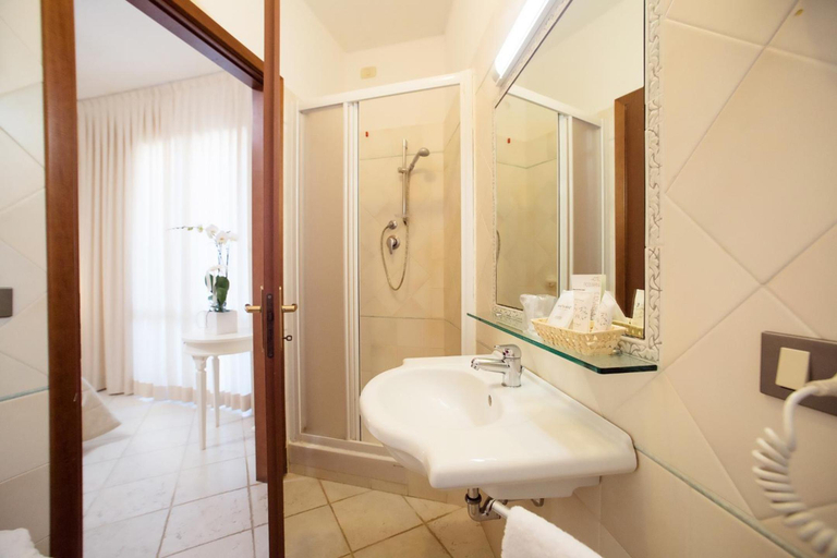 Bathroom 4, Hotel Rosmarina, Grosseto