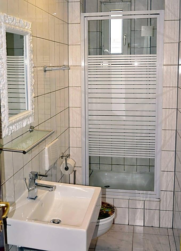Bathroom 5, Hotel Kennedy, Nürnberg