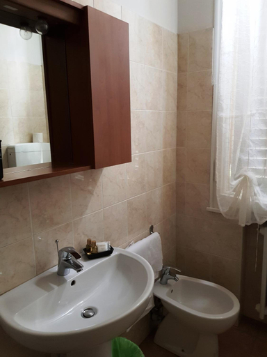 Bathroom 3, Hotel San Geminiano, Modena