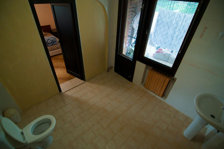 Bathroom 3, Snow Heaven Hotel, Stolichna