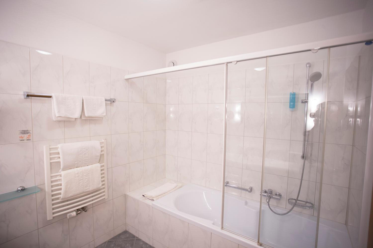 Bathroom 4, Parkhotel Tristachersee, Lienz