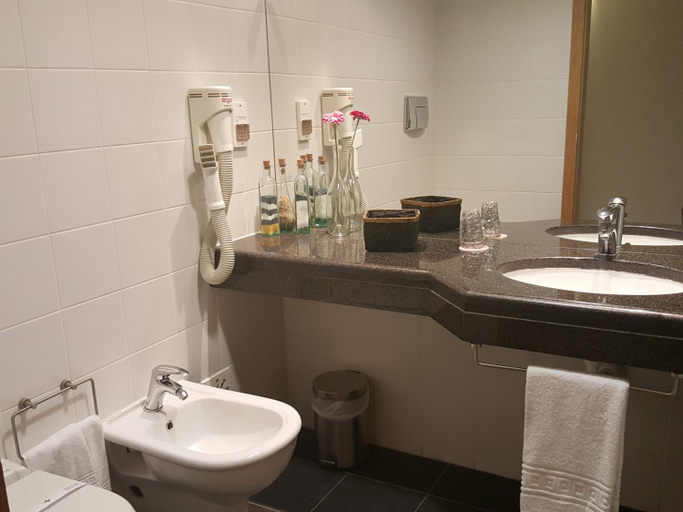 Bathroom 4, Hotel Jose Alberto, Viseu
