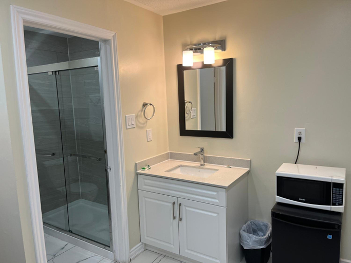 Bathroom 3, Cedar Springs Motel, Halton
