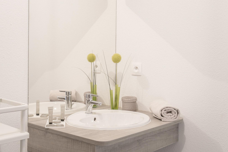 Bathroom 4, Zenao Appart Ha Tels Mulhouse, Haut-Rhin